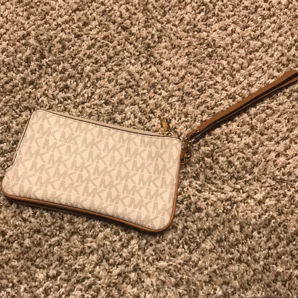 Micheal Kors Wristlet - Picture 2 of 8